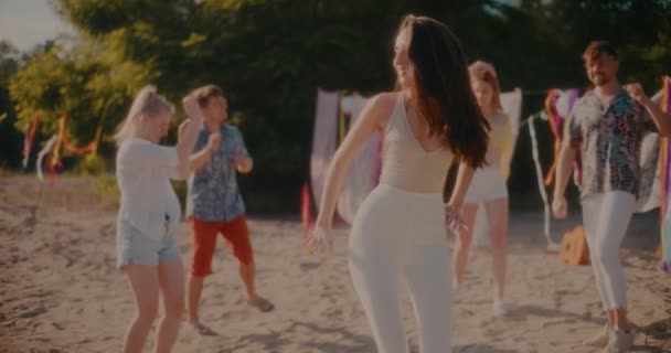 Beztroska Młoda Brunetka Grooving Muzyki Przeciwko Przyjaciołom Tańczącym Plaży Weekend — Wideo stockowe