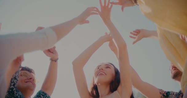 幸せな若い女性と男性の低い角度ビュー空に対して提起腕で踊る — ストック動画