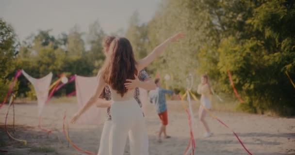 Slow Motion Shot Młodej Pary Taniec Bachata Podczas Zabawy Plaży — Wideo stockowe