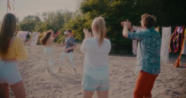 Unga Vänner Klappar Och Glada Par Dansar Bachata Stranden Helgen — Stockvideo