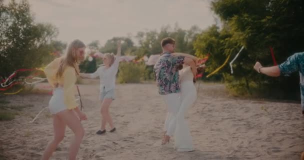 Slow Motion Shot Man Och Kvinna Dansar Bachata Medan Vänner — Stockvideo