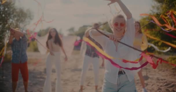 Vacker Ung Kvinna Dansar Med Band Mot Vänner Grooving Stranden — Stockvideo