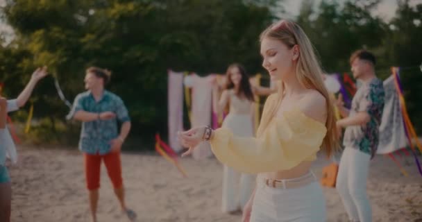 Krásná Mladá Žena Drážkování Proti Přátelům Tanec Pláži Během Letního — Stock video