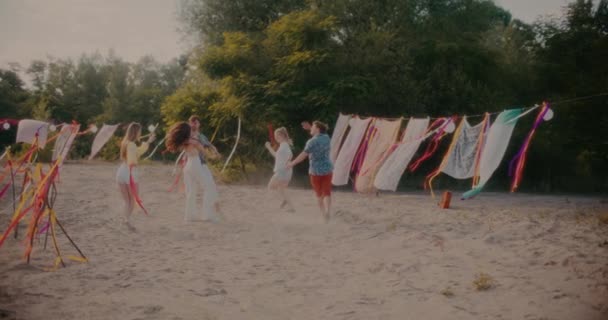 파티가 해변에서 주위를 배회하는 친구들의 — 비디오