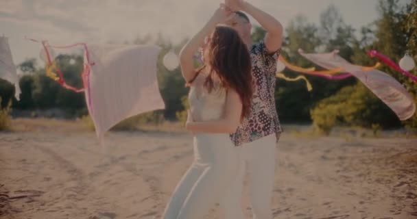 Szczęśliwy Młody Człowiek Przędzenia Dziewczyna Podczas Tańca Bachata Plaży Słoneczny — Wideo stockowe