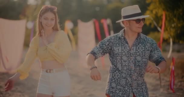 Zpomalený Záběr Šťastného Mladého Páru Tančící Spolu Pláži — Stock video