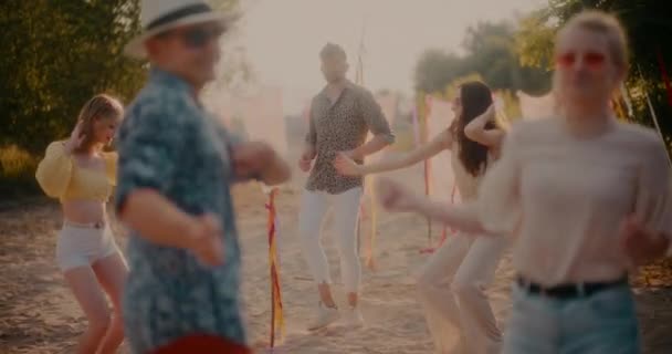 Amigos Grooving Música Enquanto Jovem Casal Dançando Primeiro Plano Praia — Vídeo de Stock