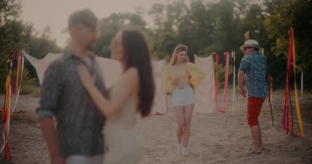 Молода Пара Танцює Поруч Друзями Обіймаючи Саронгів Висять Пляжі — стокове відео