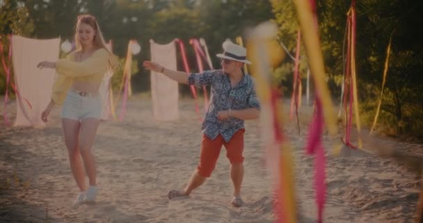 Zpomalený Záběr Mladého Páru Tančící Spolu Proti Sarongs Pláži — Stock video