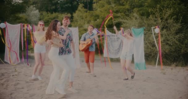Young Woman Man Dancing Bachata Friends Enjoying Guitar Ribbon Beach — Stock Video