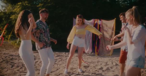 ビーチで夏の週末パーティーを楽しみながら 若い男性と女性の友人のスローモーション撮影は音楽に踊り グルーブ — ストック動画