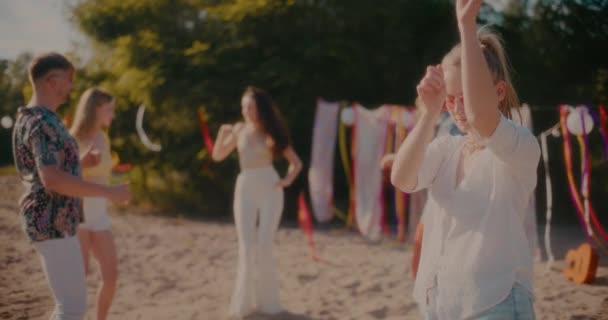 Bela Jovem Dançando Batendo Palmas Perto Amigos Grooving Praia Durante — Vídeo de Stock