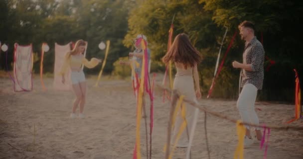 Młode Pary Tańczą Podczas Wykonywania Rowków Pobliżu Wstążek Roślin Plaży — Wideo stockowe