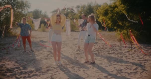 Full Längd Unga Kvinnor Dansar Mot Vänner Grooving Med Band — Stockvideo