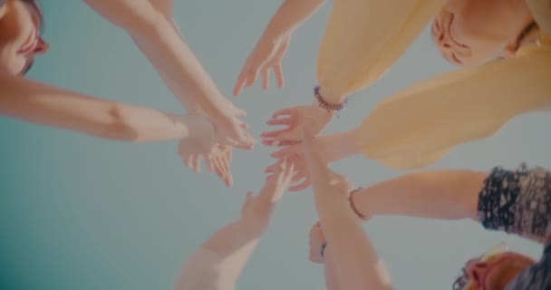Ruce Mladých Žen Mužů Kteří Tančí Pod Modrým Nebem Slunečného — Stock video