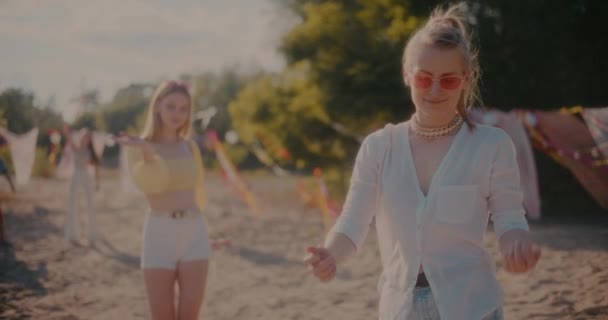 Ung Kvinna Dansar Nära Vänner Grooving Till Musik Stranden Solig — Stockvideo