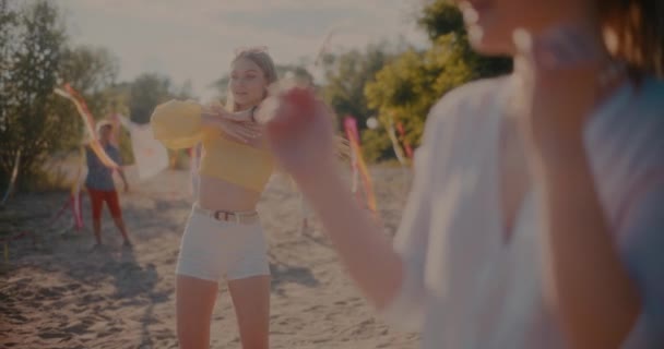 Güneşli Bir Günde Kumsalda Yaz Hafta Sonu Partisinde Dans Eden — Stok video