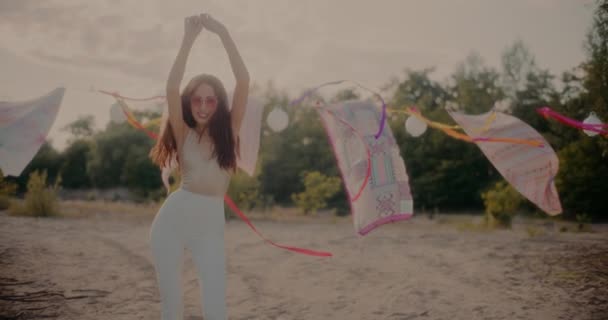スローモーションショットの幸せな美しいです若いです女性ブルネットダンスとともに腕で上げビーチ — ストック動画
