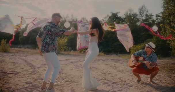 Feliz Joven Pareja Bailando Bachata Por Amigo Tocando Guitarra Playa — Vídeo de stock