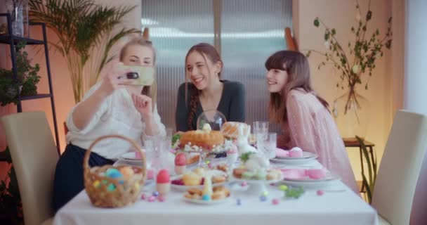 Irmãs Desfrutando Café Manhã Páscoa Sorrindo Tirando Fotos Conversando Durante — Vídeo de Stock