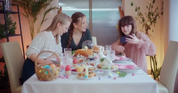 Sestry Užívají Velikonoční Snídani Usmívají Při Focení Povídají Velikonocích — Stock video