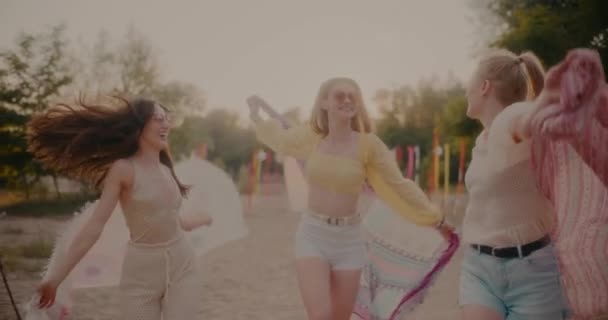 Langsom Film Glade Unge Kvinner Som Svinger Saronger Sammen Sommerhelgefest – stockvideo