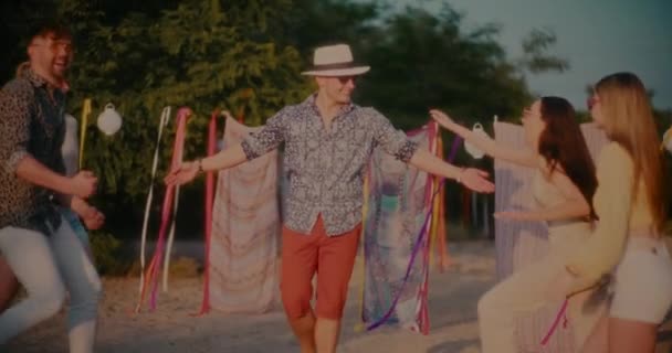 Портрет Счастливого Красивого Мужчины Идущего Друзьями Обнимающего Против Саронгов Пляже — стоковое видео