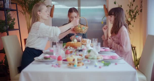 Сестри Насолоджуються Великоднім Сніданком Посміхаючись Фотографувати Розмовляти Під Час Великодня — стокове відео