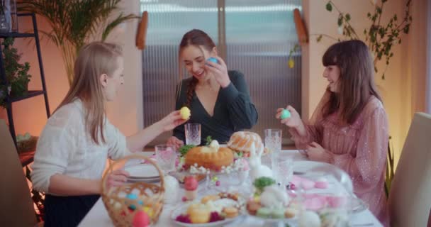 Siostry Delektujące Się Śniadaniem Wielkanocnym Uśmiechające Się Robiące Zdjęcia Rozmawiające — Wideo stockowe