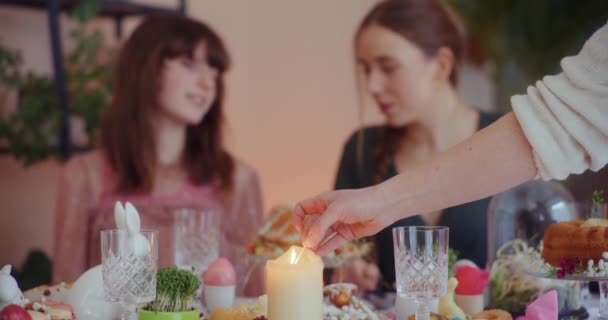 Sestry Užívají Velikonoční Snídani Usmívají Při Focení Povídají Velikonocích — Stock video