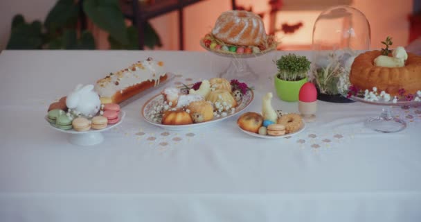 Siostry Robiące Dekoracje Stołowe Przygotowujące Jedzenie Święta Wielkanocne Timelapse — Wideo stockowe