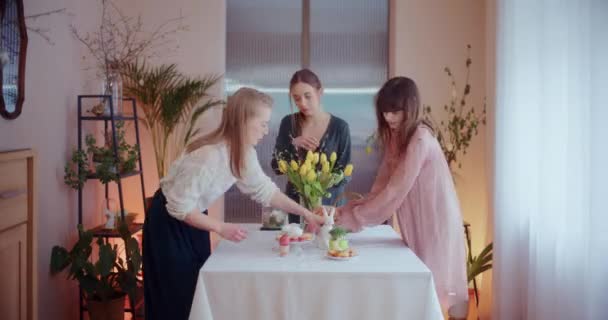Сестри Роблять Прикраси Столу Готують Їжу Великодніх Свят — стокове відео