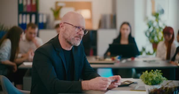 Ofisteki Meslektaşları Masa Başında Otururken Düşünceli Olgun Bir Adamının Yavaş — Stok video
