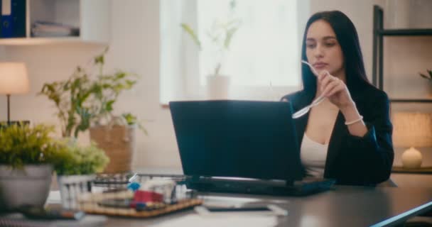 Ofiste Dizüstü Bilgisayarda Çalışan Gözlüklü Genç Bir Bayan Yönetici — Stok video