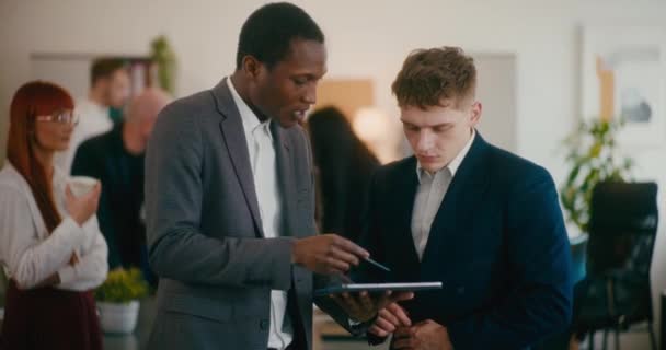 Ung Affärsman Förklara Affärsstrategi För Kollega Över Tablet Kontoret — Stockvideo