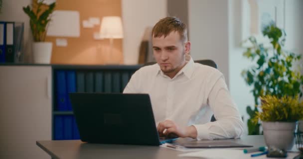 Dizüstü Bilgisayarda Çalışan Genç Işadamlarının Ofiste Masasında Oturması — Stok video
