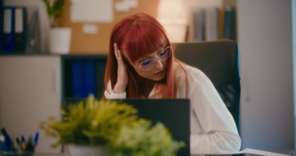 Orolig Rödhårig Ung Affärskvinna Smulande Papper När Använder Laptop Vid — Stockvideo