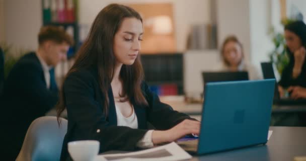 在办公室用笔记本电脑工作的女商人动作缓慢 — 图库视频影像