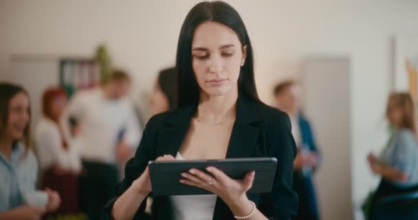 Jistý Podnikatel Pomocí Digitálního Tabletu Zatímco Kolegové Pozadí Kanceláři — Stock video