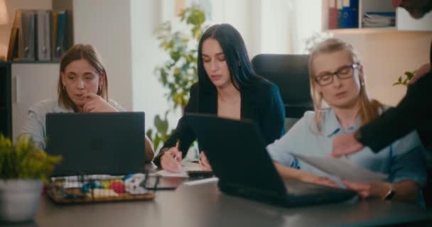 Ofiste Oturan Endişeli Bayan Meslektaşların Yavaş Hareket Etmesi — Stok video