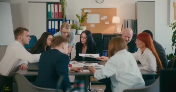 オフィスの会議室でビジネス戦略を計画している多人種男性と女性の同僚 — ストック動画