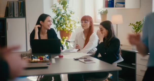 Ofiste Otururken Gülümseyen Bayan Meslektaşların Tartışması Yavaş Bir Hareket — Stok video