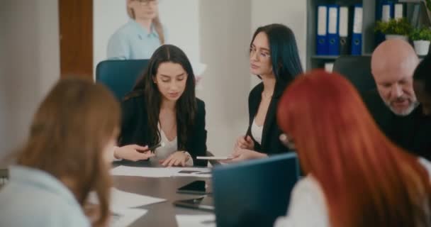 Konferans Masasında Stratejisi Planlayan Çok Irklı Erkek Kadın Arkadaşları — Stok video