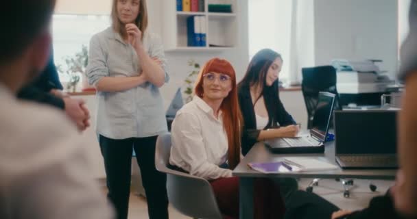 Ofiste Yöneticiyi Dinleyen Kadın Meslektaşlar Yavaş Hareket Ediyor — Stok video