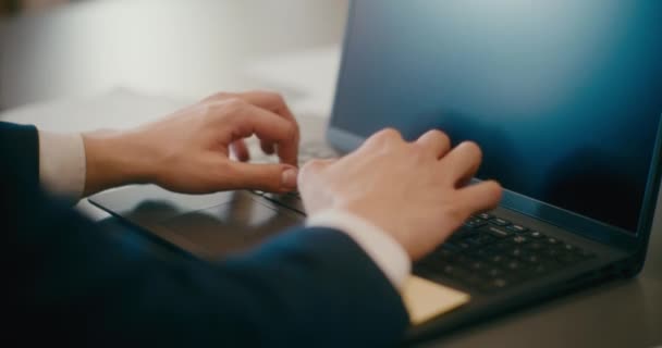 Ofiste Çalışırken Dizüstü Bilgisayar Kullanan Bir Kadınının Yakınlaşması — Stok video