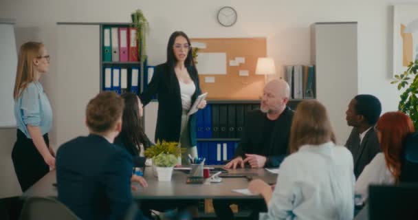 Kvinnlig Chef Diskuterar Medan Uttråkade Anställda Sitter Vid Konferensbordet Kontoret — Stockvideo