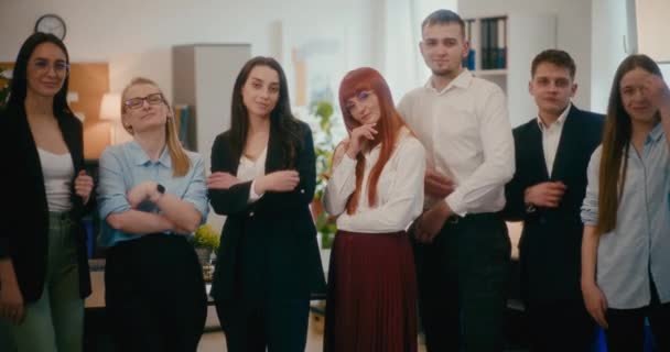 Ofiste Birlikte Duran Kendinden Emin Erkek Kadın Meslektaşların Yavaş Çekimde — Stok video