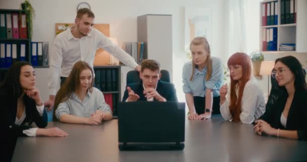 有信心的男性经理与团队坐在办公室的会议桌旁 一边通过视频交谈 — 图库视频影像