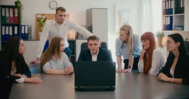 Mladý Podnikatel Vysvětluje Videohovor Zatímco Sedí Zaměstnanci Konferenčního Stolu Kanceláři — Stock video