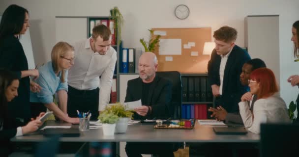 Olgun Erkek Yönetici Ofiste Çalışan Çalışanlarla Görüşüyor — Stok video